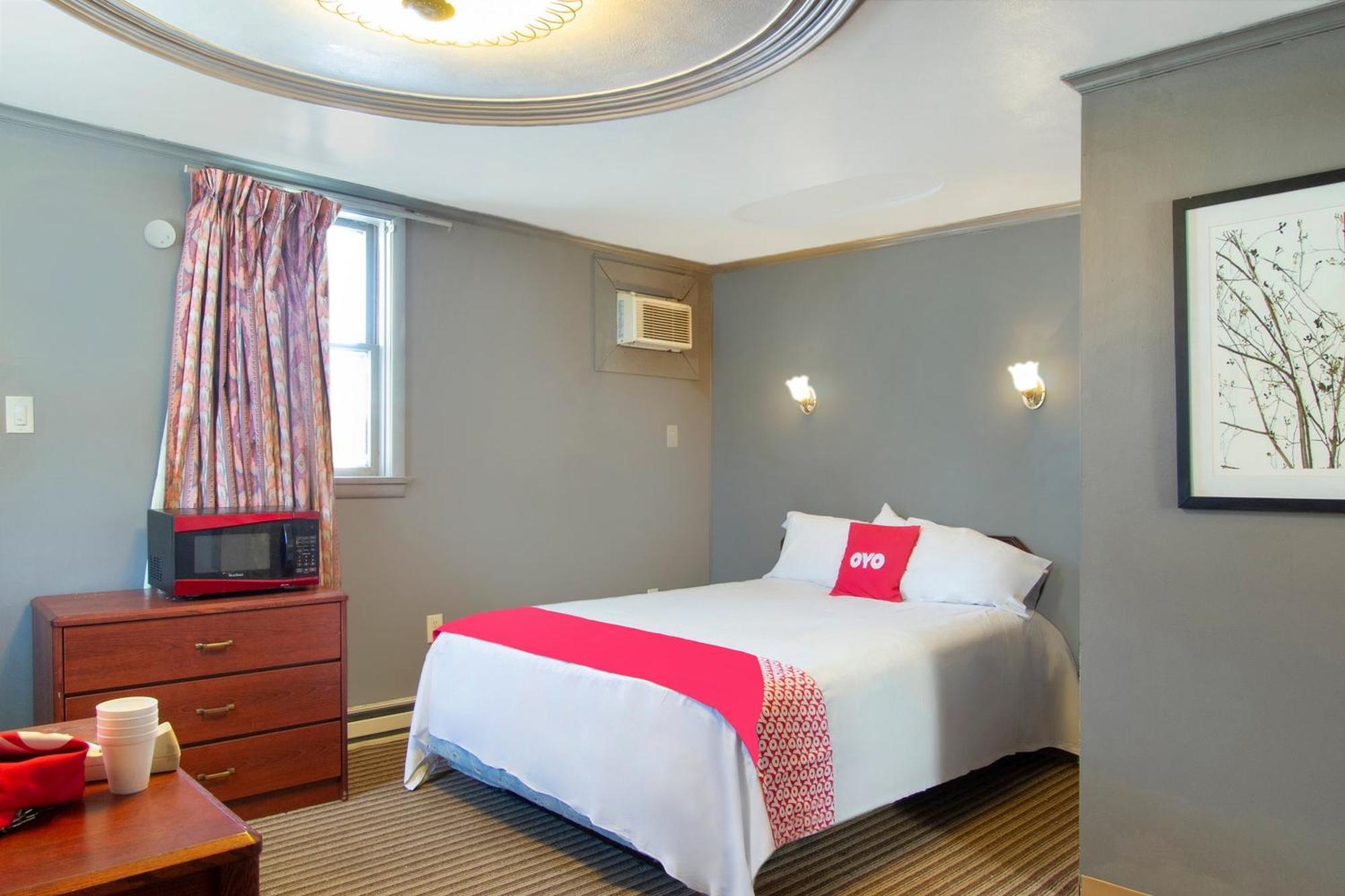 Oyo East Hotel 2*